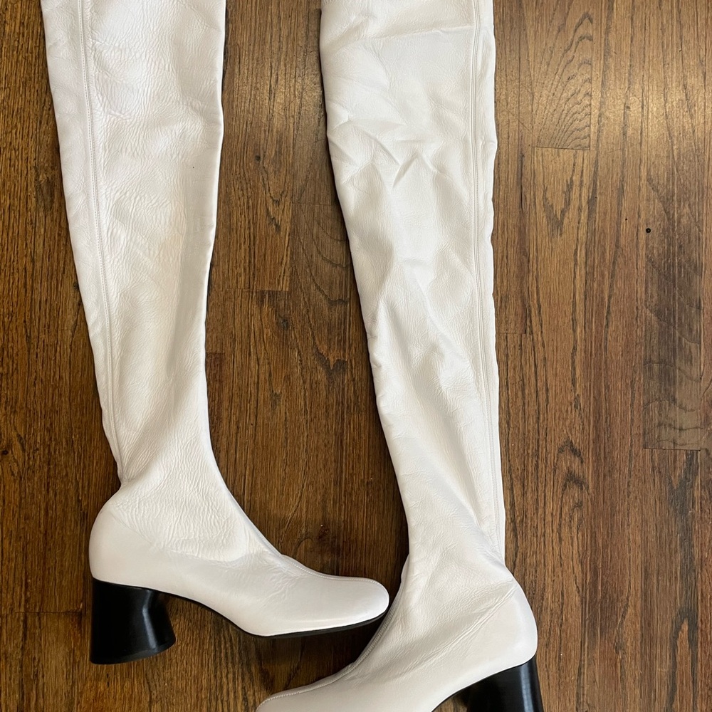 Elegant White Knee-High Boots - Picture 3 of 4